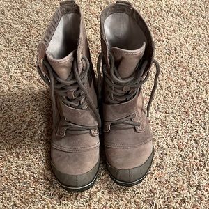 Size 7 women’s Sorel boots